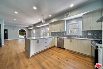 1226 Meadowbrook Ave in Los Angeles, CA - Building Photo - Building Photo