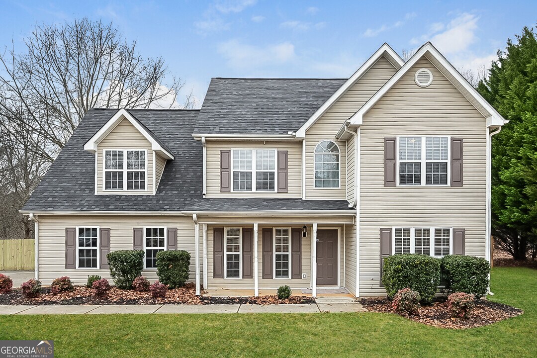 604 Longstreet Ln in Locust Grove, GA - Foto de edificio