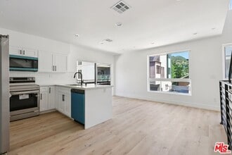2111 Holly Dr in Los Angeles, CA - Building Photo - Building Photo
