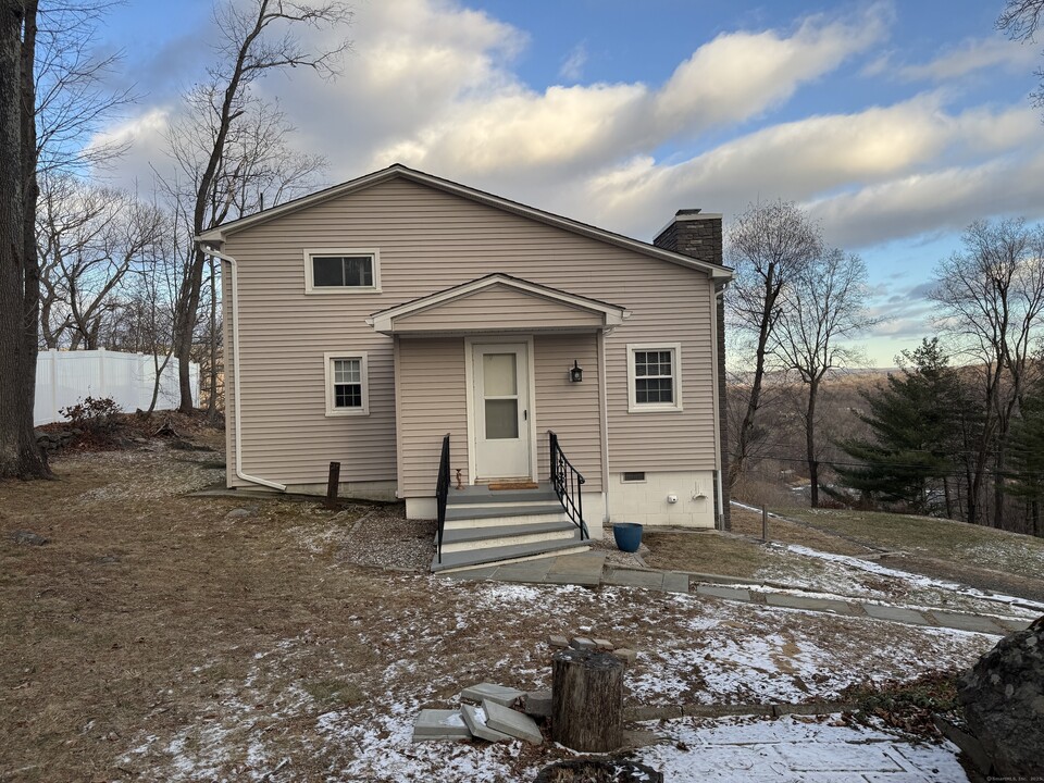 9 Hilldale Rd in New Fairfield, CT - Building Photo