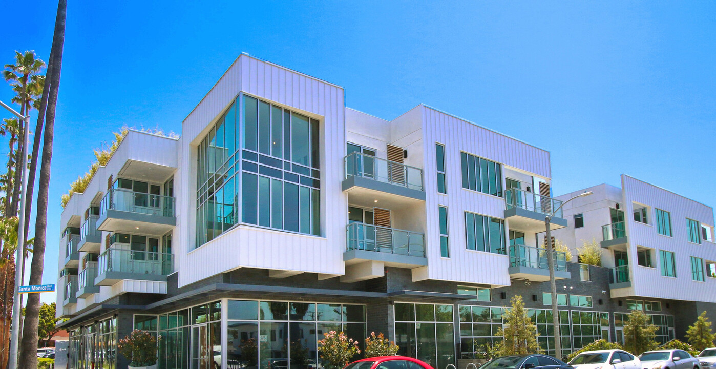 3008 Santa Monica Blvd, Unit 206 in Santa Monica, CA - Building Photo