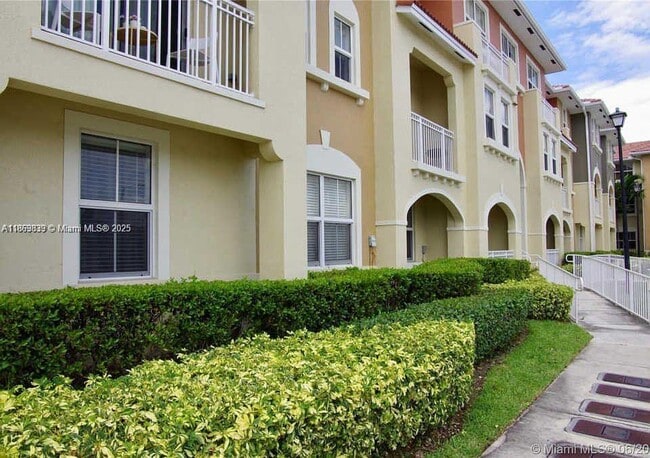 10885 NW 89th Terrace in Doral, FL - Building Photo - Building Photo