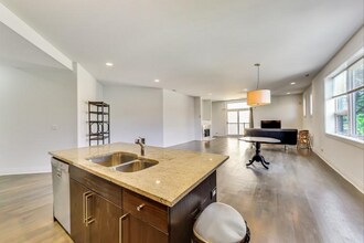 5771 N Ridge Ave in Chicago, IL - Building Photo - Building Photo