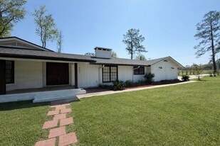 902 N Texas St in Deridder, LA - Building Photo