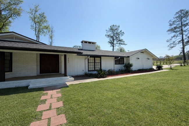 property at 902 N Texas St