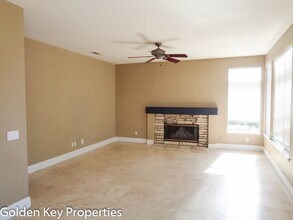 313 Lustrosos St in Oceanside, CA - Foto de edificio - Building Photo