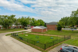 MAPLE CREST in Kokomo, IN - Foto de edificio - Building Photo