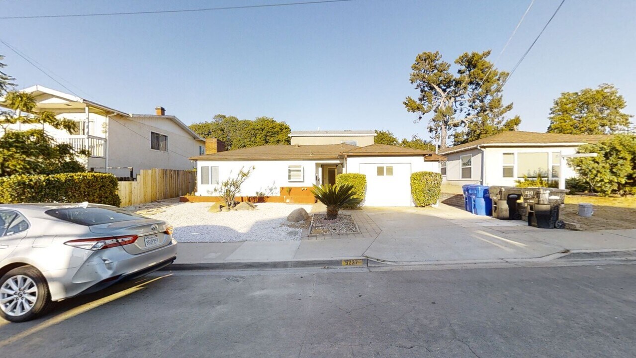 5237 Tipton St in San Diego, CA - Building Photo