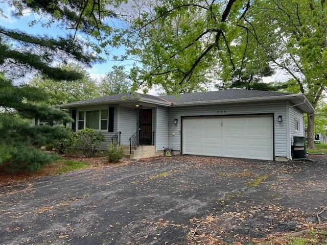 220 May St in Manhattan, IL - Building Photo