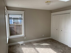 1733 SW Marigold St in Portland, OR - Building Photo - Building Photo