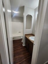 6916 Pondsdale Ln in Austin, TX - Foto de edificio - Building Photo