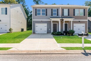 Oakwood Village in Milledgeville, GA - Building Photo