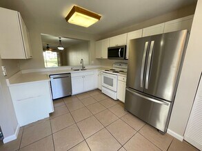 1330 Derbyshire Ct in Naples, FL - Building Photo - Building Photo