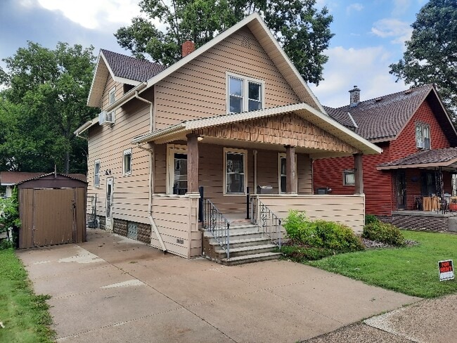 property at 208 4th Ave NW