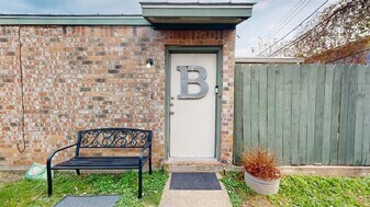 725 Peppertree Dr, Unit 22 in Bryan, TX - Building Photo
