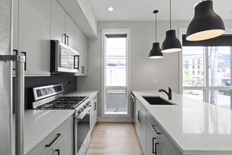 1050 W Cornelia Ave, Unit 202 in Chicago, IL - Building Photo - Building Photo