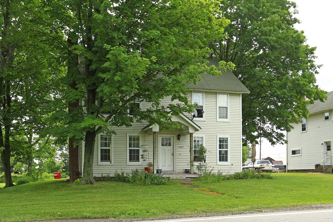 12407 Mayfield Rd in East Claridon, OH - Foto de edificio