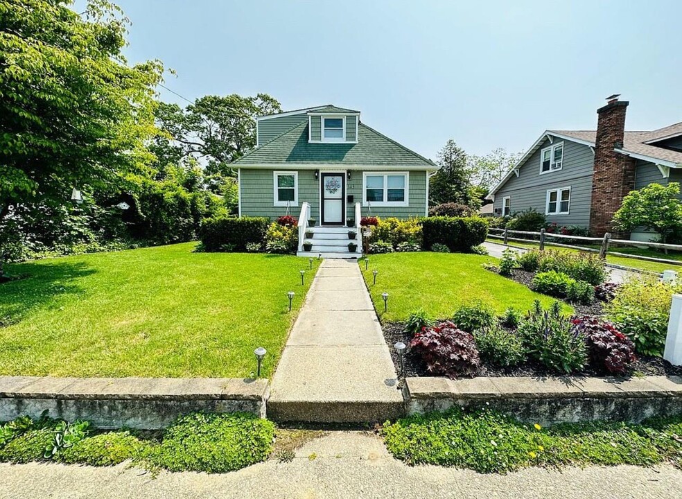 143 Church Ave in Islip, NY - Building Photo
