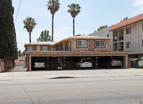 15624-15628 Vanowen St in Van Nuys, CA - Building Photo