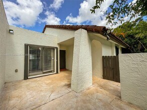 11116 SW 134th Pl in Miami, FL - Foto de edificio - Building Photo