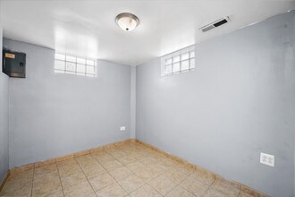 7820 S Sawyer Ave in Chicago, IL - Foto de edificio - Building Photo