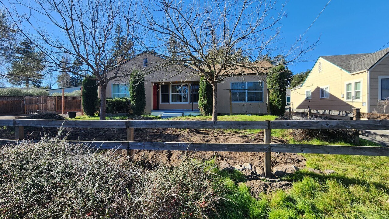 940 Gravenstein Hwy S in Sebastopol, CA - Building Photo