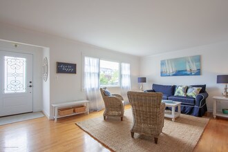 66 Waterman Ave in Rumson, NJ - Building Photo - Building Photo