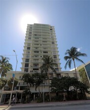1800 Collins Ave in Miami Beach, FL - Foto de edificio - Building Photo