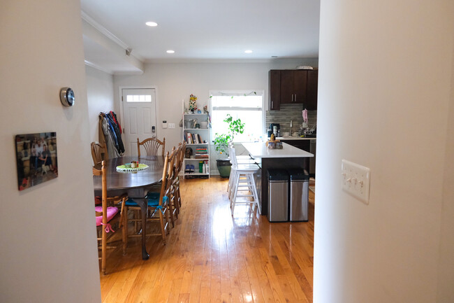 655 16th St NE, Unit A in Washington, DC - Building Photo - Building Photo