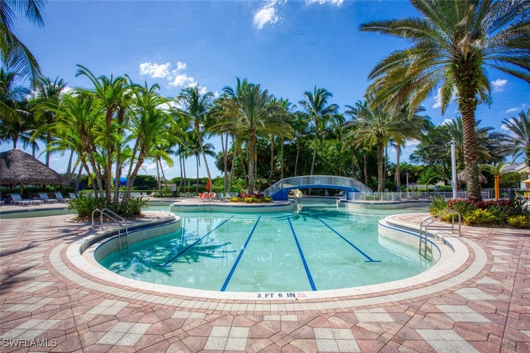 2426 Verdmont Ct in Cape Coral, FL - Foto de edificio