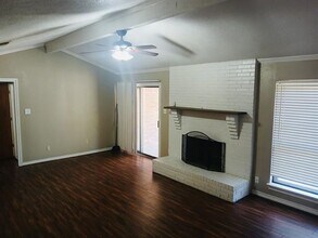 912 Woodview Dr in Granbury, TX - Foto de edificio - Building Photo