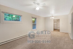 5725 SE Center St in Portland, OR - Building Photo