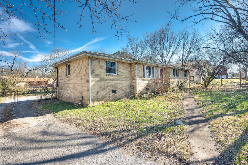 5122 Edmondson Pike in Nashville, TN - Building Photo