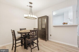 11322 Westbrook Mill Ln, Unit 204 in Fairfax, VA - Foto de edificio - Building Photo