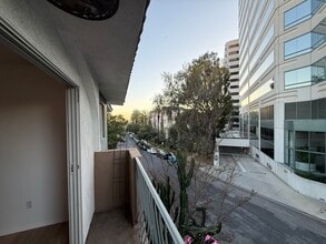 1218 McClellan Dr, Unit 201 in Los Angeles, CA - Foto de edificio - Building Photo