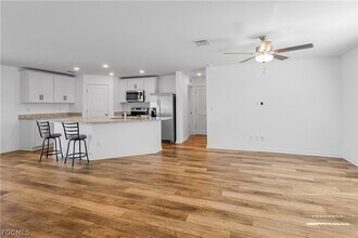 185 Yager Cir in Ft. Myers, FL - Building Photo - Building Photo