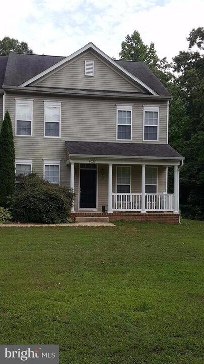 9028 Dahlgren Rd in King George, VA - Foto de edificio