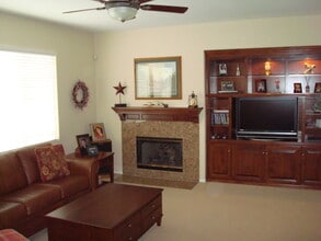 1320 Roush Dr in Chula Vista, CA - Foto de edificio - Building Photo