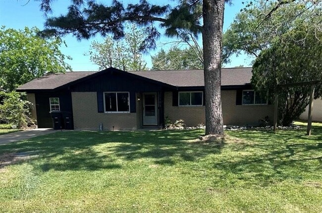 property at 1107 Dover Cir