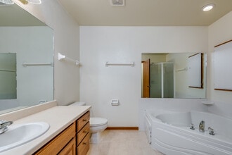 Parkwood Lake Apartments in Franklin, WI - Building Photo - Interior Photo