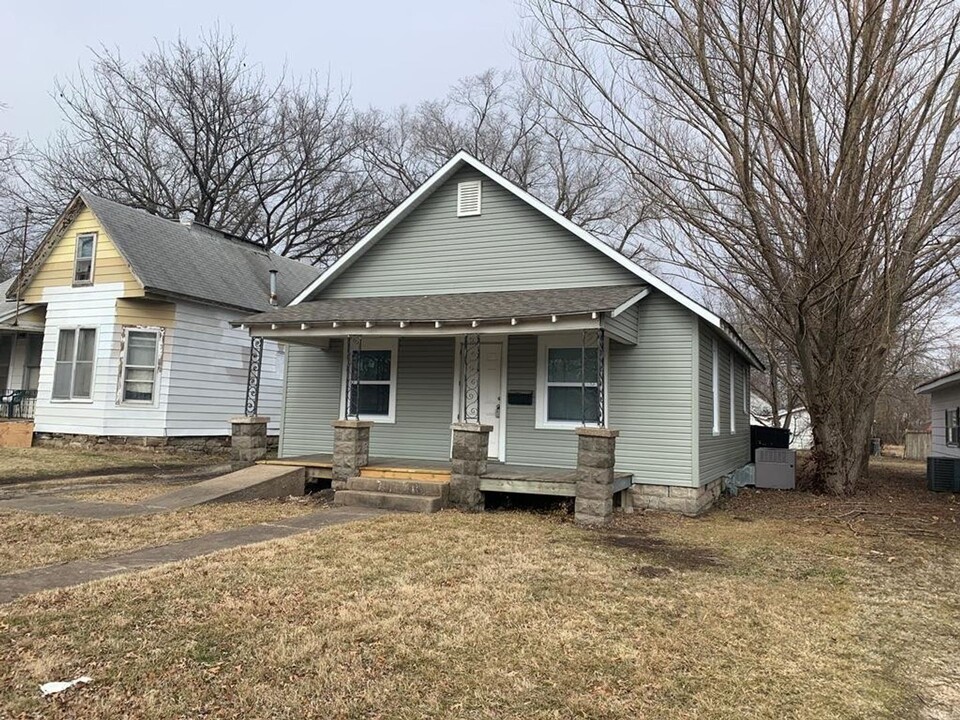 717 E 10th St in Pittsburg, KS - Building Photo