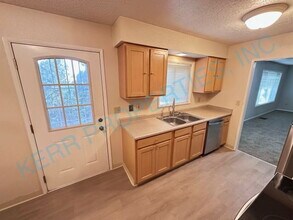 8537 NE Halsey St in Portland, OR - Building Photo - Building Photo