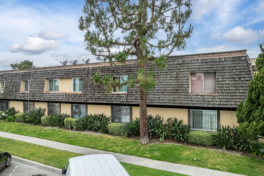 New England Manor in Long Beach, CA - Building Photo