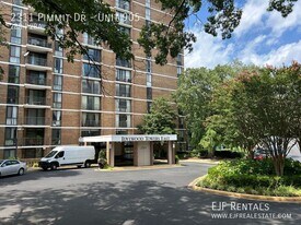 2311 Pimmit Dr in Falls Church, VA - Building Photo
