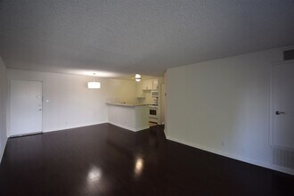15049 Burbank Blvd, Unit 207 in Los Angeles, CA - Building Photo - Building Photo