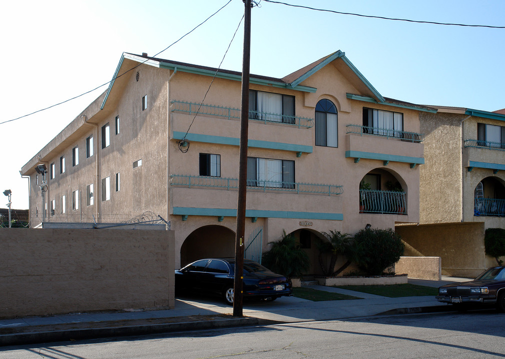 11420 Menlo Ave in Hawthorne, CA - Building Photo