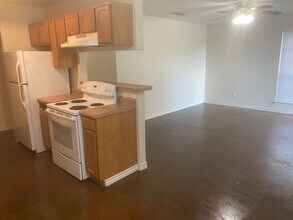 1322 Country Club Rd-Unit -F in Cleburne, TX - Building Photo - Building Photo