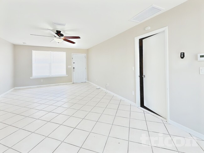 5513 3rd Avenue Plaza W in Bradenton, FL - Foto de edificio - Building Photo