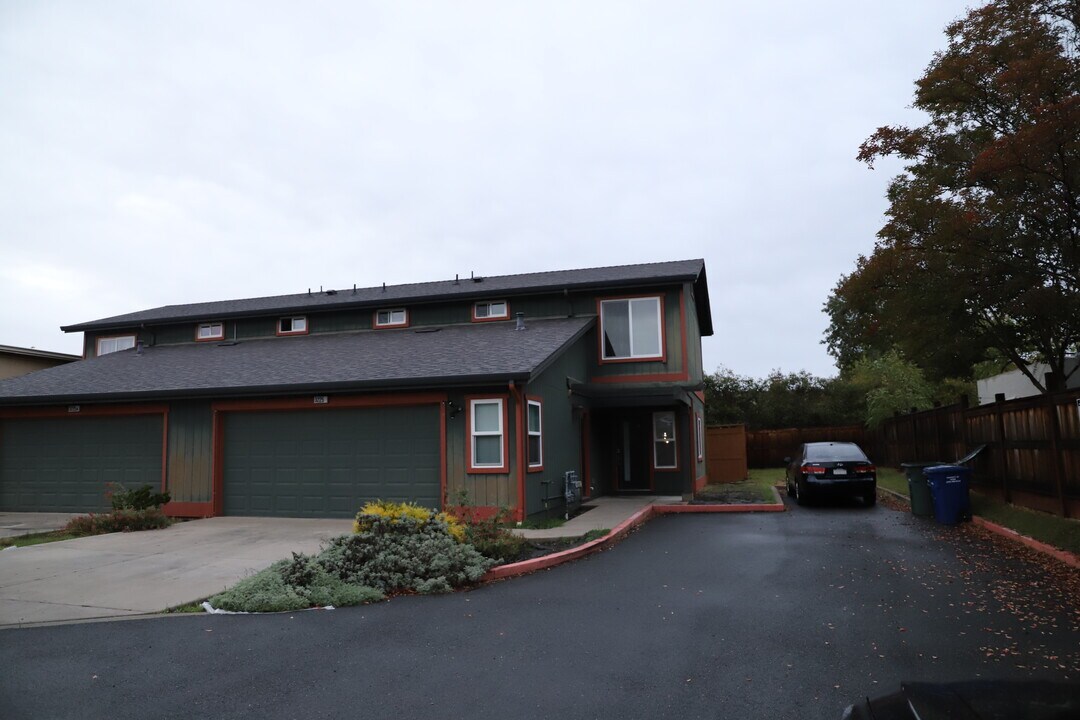 3225 Clayton Rd, Unit B in Concord, CA - Building Photo