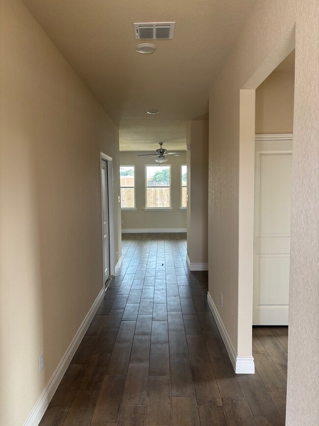 105 Troubador Ln in Poteet, TX - Building Photo - Building Photo